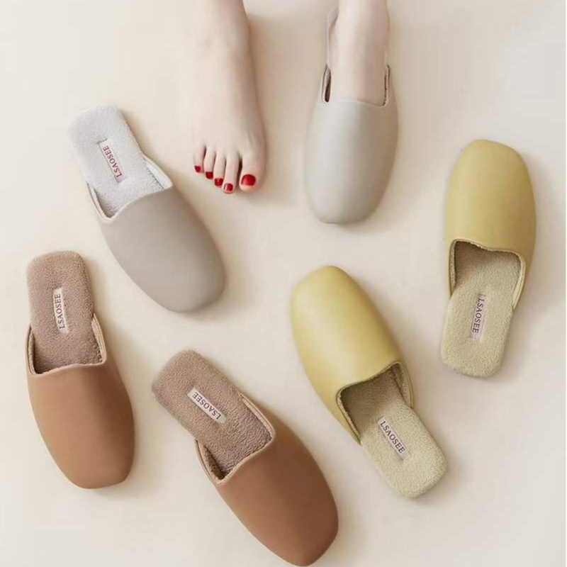 [신혼일기] 고급 가죽 슬리퍼 실내화 호텔 실내 실내용 거실 여성 레자 예쁜 거실화 융털 보온 14,900원