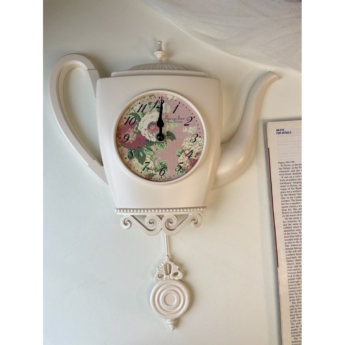 허니상점 플로랄 주전자 모양 벽시계 레트로 스타일 추 시계 74,600원