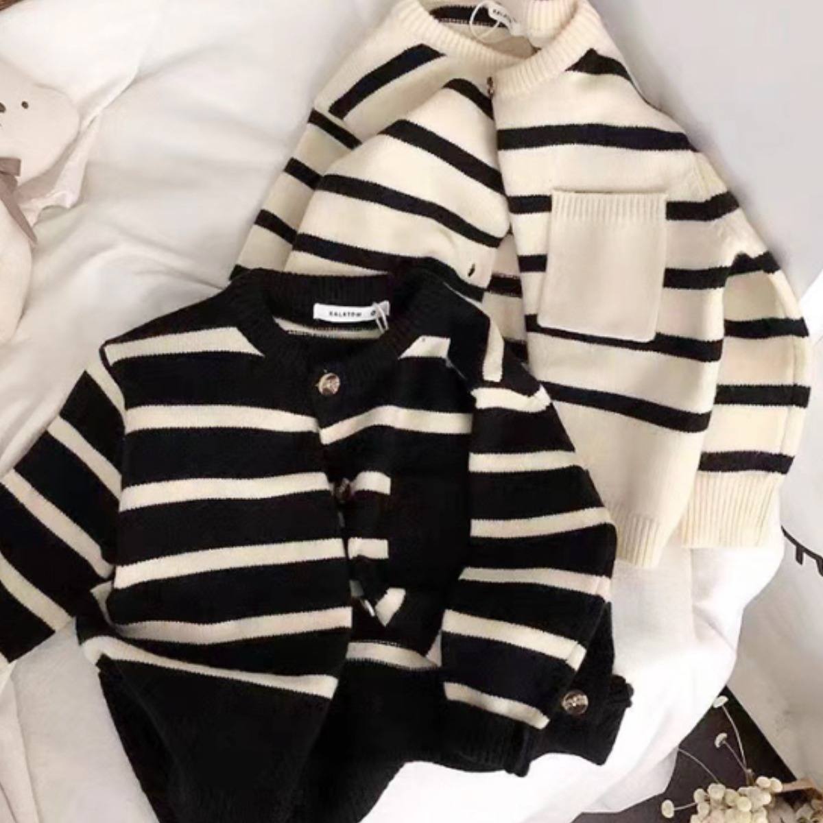 [더사랑이] 엔라인 스트라이프 가디건 키즈 아동복 유아 남아여아 가디건 부들부들 가디건 아우터 등원룩 나들이룩 23,900원