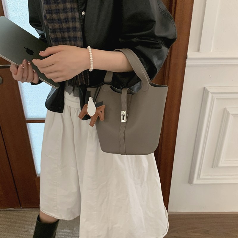 여성숄더백 버킷백 부드러운 직장인 데일리 핸드백 대용량의 방수 여성 가죽 미니 크로스 캐주얼 트렌디 새로운 스타일 34,200원