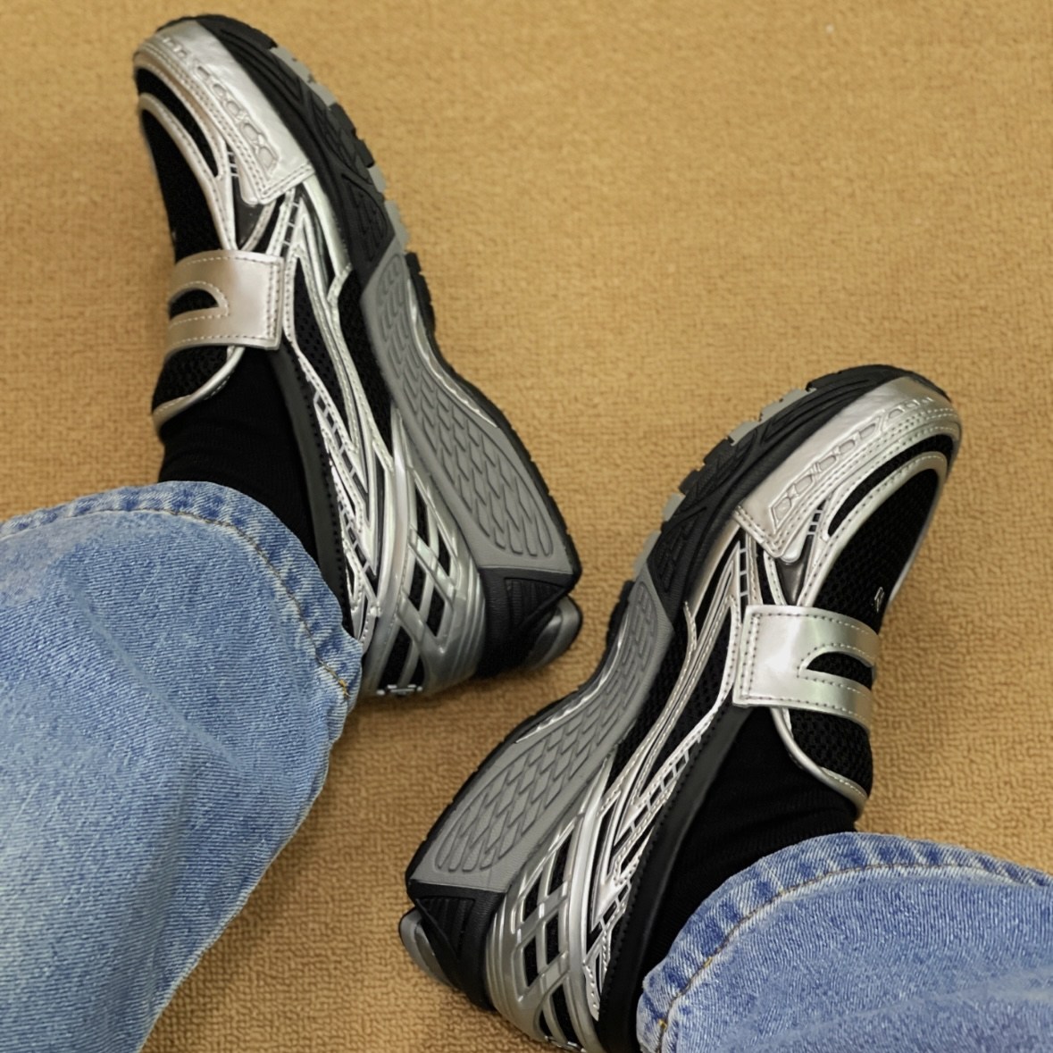 뉴발란스 1906 남녀공용 로퍼 실버 메탈릭 블랙 U1906LOC 336,000원