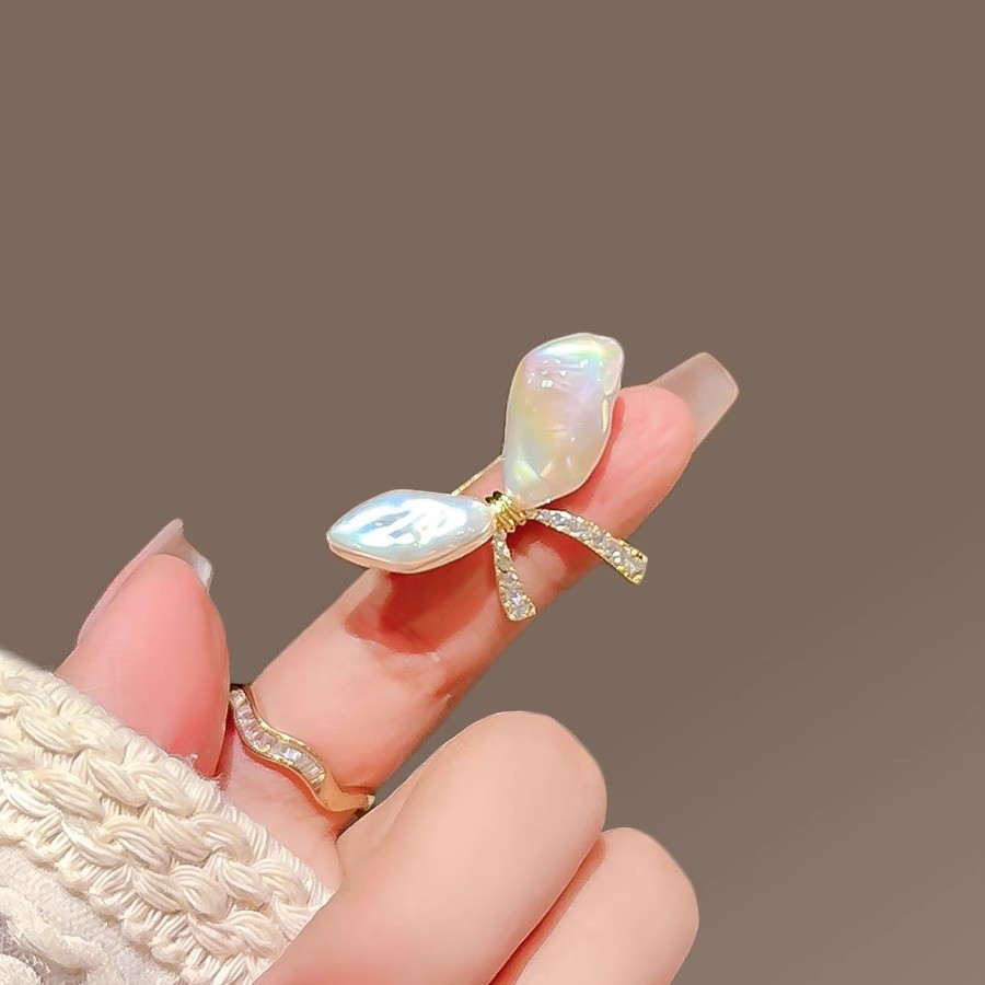 NXNA 도금 14k 바로크 진주 리본 브로치 고급스럽고 여성스러운 작은 브로치 스타일 옷핀 노출 방지 액세서리 XYL-XZ002 48,000원