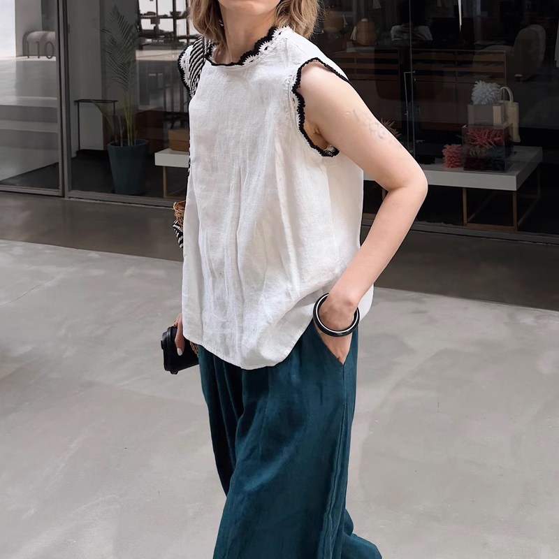 퀸앤조이 린넨의 계절 라넬루 레이스넥 민소매 블라우스 69,800원