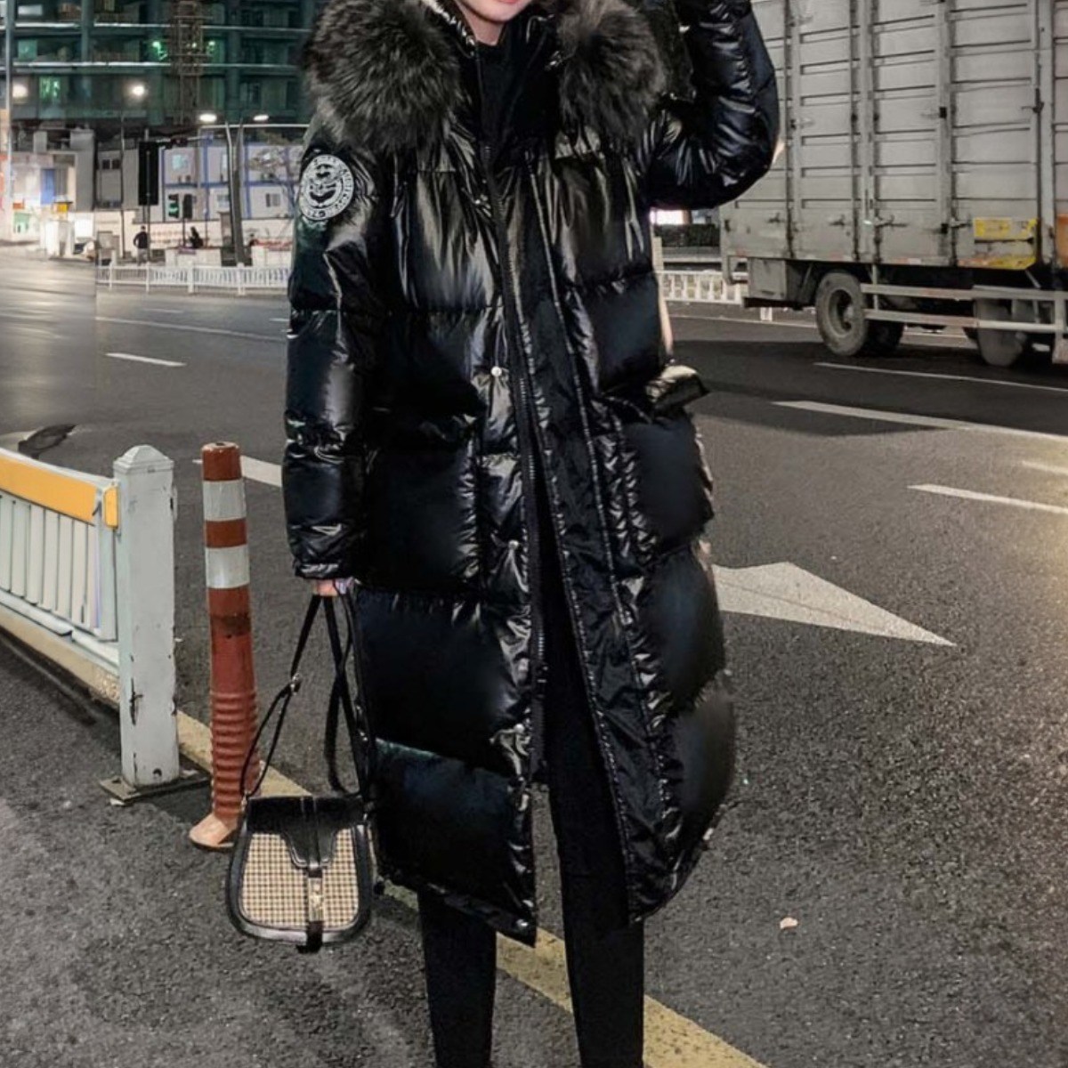 퀸앤조이 겨울 여자 오리털 루즈핏 롱 패딩 글로시 빵빵 퍼후드 미디 롱패딩 점퍼 148,800원