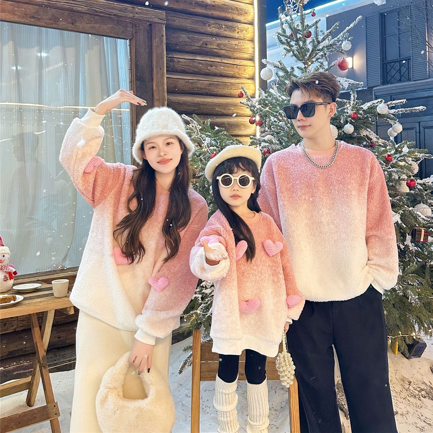 휴먼러브 겨울 패밀리룩 남녀공용 파스텔 그라데이션 기모 하트 맨투맨 돌 촬영 가족 커플룩 46,000원