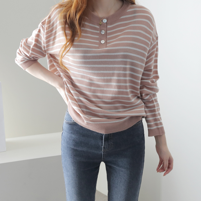 제니트 여성 루즈핏 라운드넥 단가라 스트라이프 긴팔 단추 니트 니트티 마우버튼단 17,900원