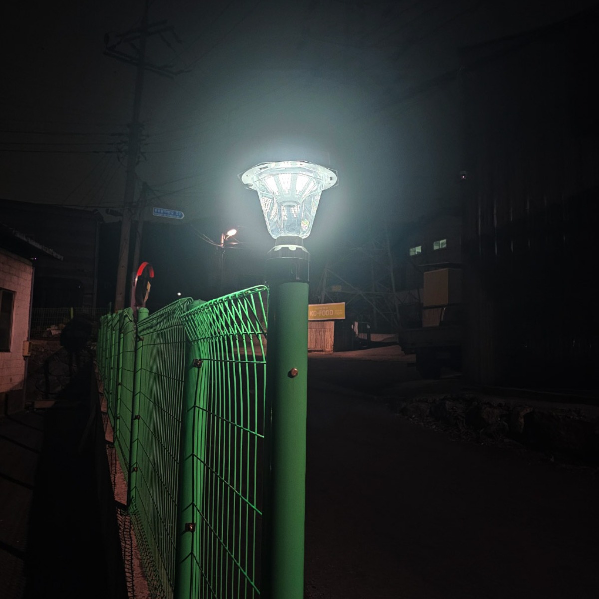 MIREU 208LED 태양광 정원등 조명 메쉬휀스 난간 문주고정 태양열 벽등 36,500원