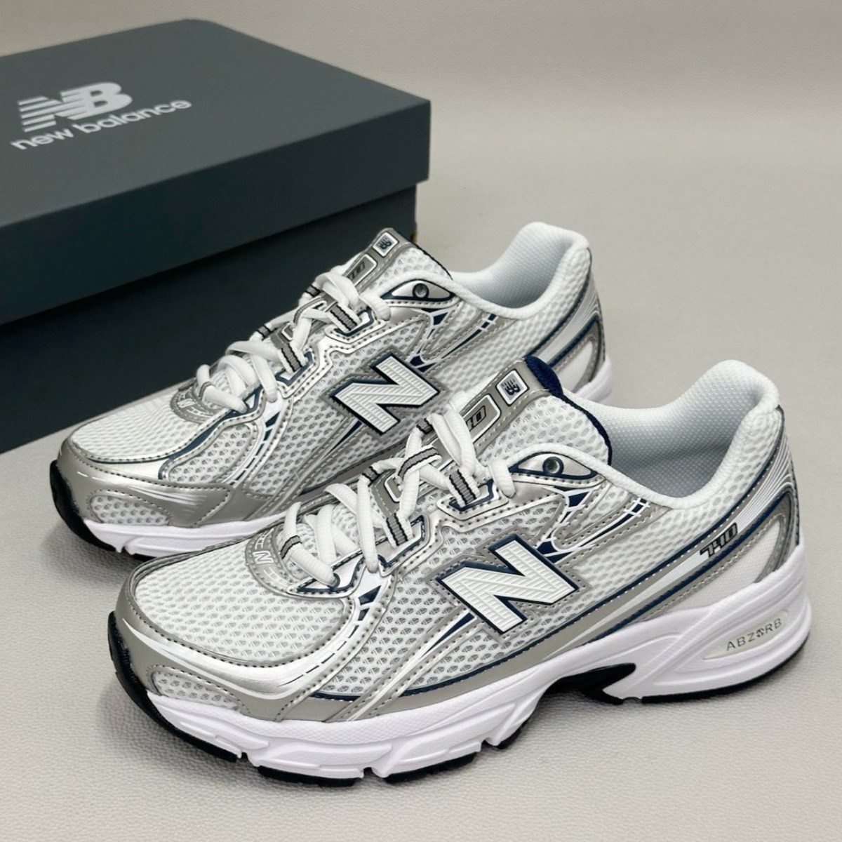 뉴발란스 운동화 740 발편한 런닝화 데일리 스니커즈 네이비 화이트 굽있는운동화 179,900원