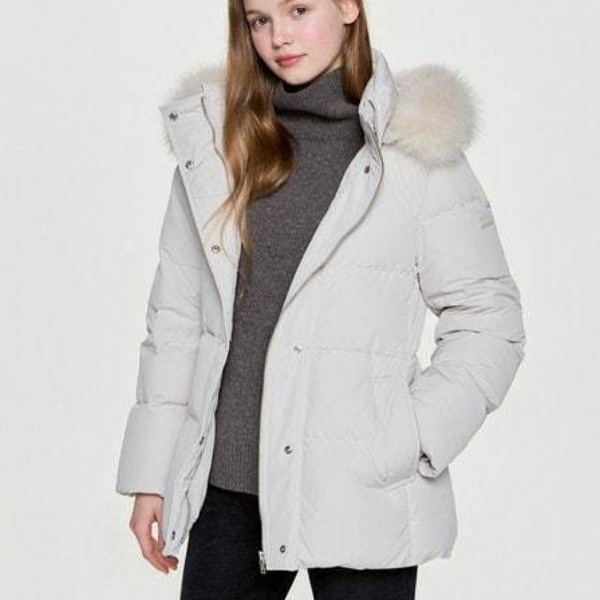 [국내백화점] 헤지스 레이디스 에센셜 폭스퍼 하프 헤비 구스 다운 695,530원