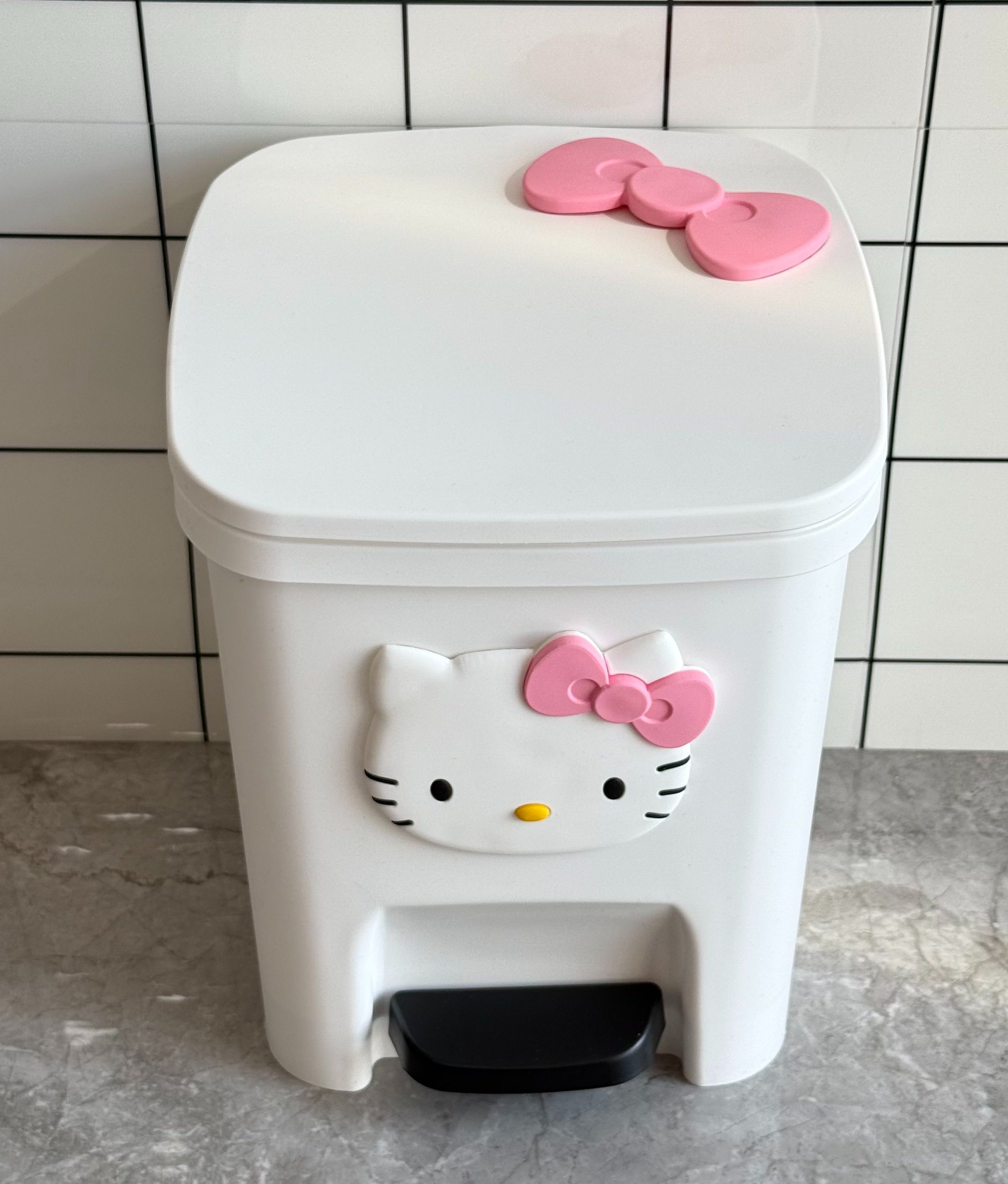 헬로키티 디자인 귀여운 뚜껑형 휴지통 대용량 밀폐형 악취 차단 가정용 거실 침실 욕실 주방 인테리어 쓰레기통 위생 수납 정리함, 화이트 27,980원