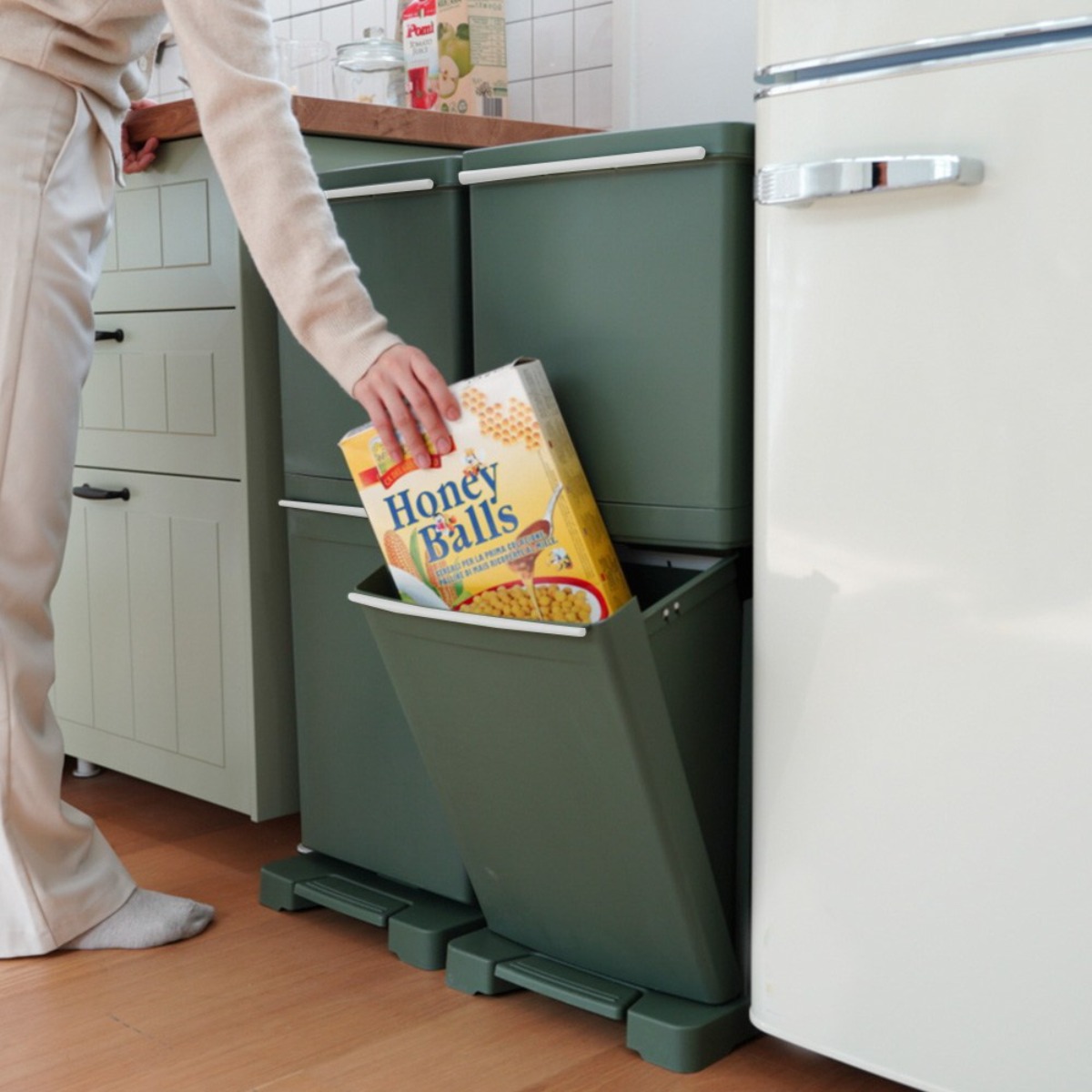 틈새 2단 스탠드 페달형 분리수거함 (+스티커 증정) 31,400원