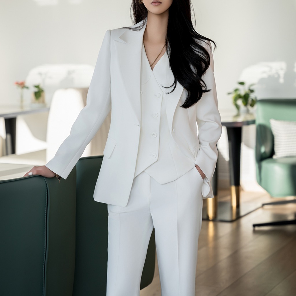 [미쎄] 여성 화이트 쓰리피스 정장 슬림핏 자켓 베스트 팬츠 세트 168,000원