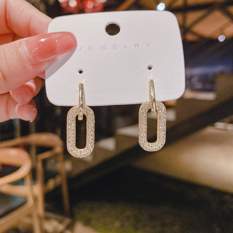 비아워게스트 여성용 드롭 체인 큐빅 귀걸이 7,900원