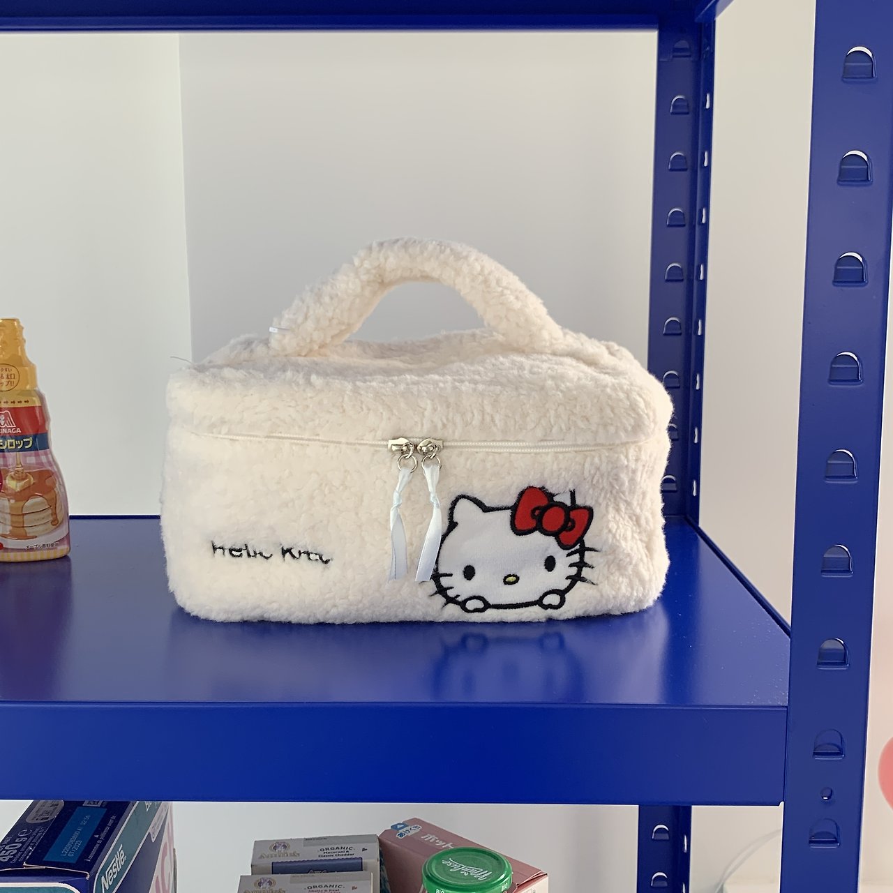 헬로키티 정품 퍼 휴대용 손잡이 여행 파우치 가방 28,260원