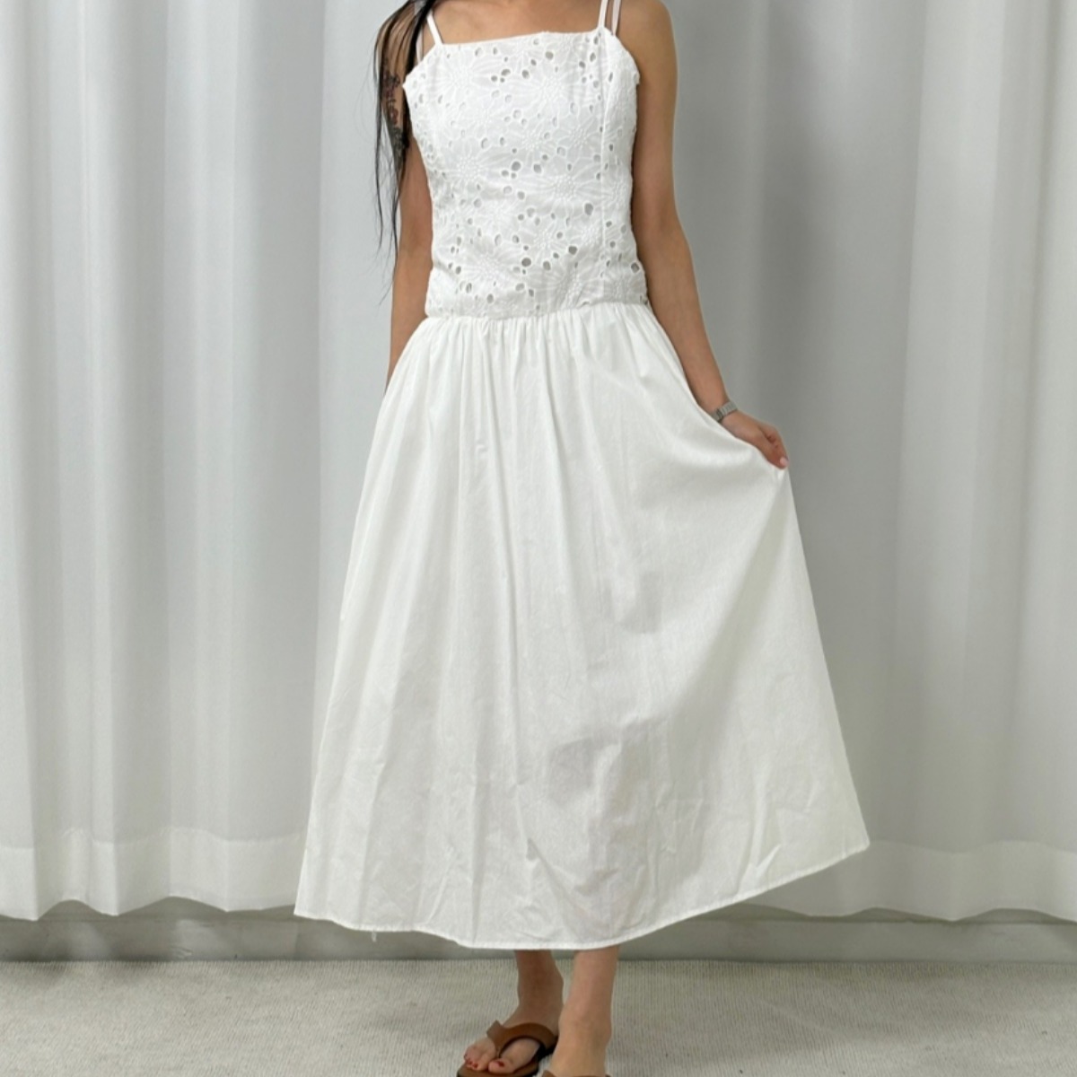 바이일이오 여성 셀프웨딩 레이스 스퀘어넥 어깨끈 길이조절 나시 민소매 화이트 롱 원피스 39,000원