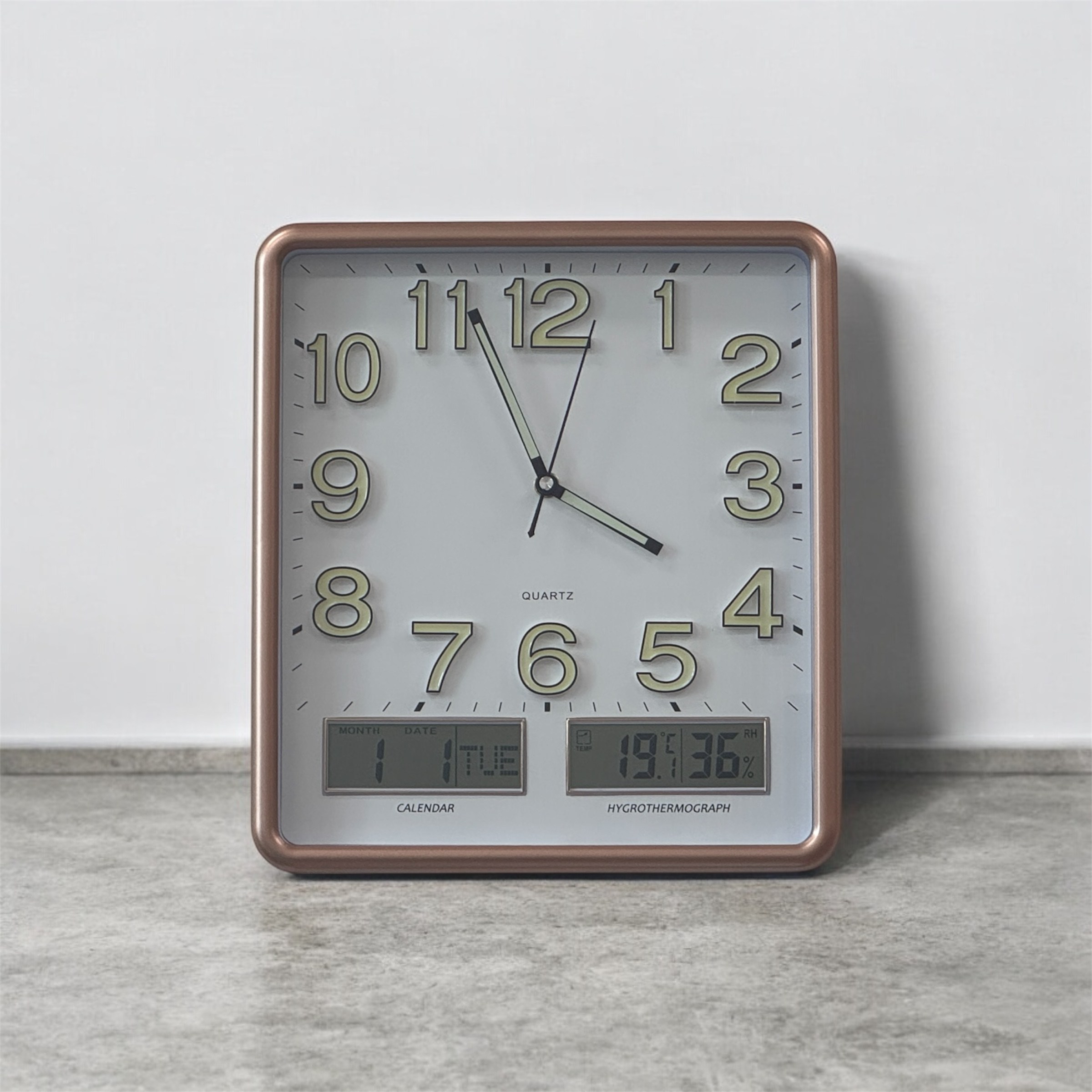 홈컴퍼니 무소음 사각 날짜 습도 온도 인테리어 야광 건전지 LCD 로즈골드 벽시계, 로즈골드 42,800원