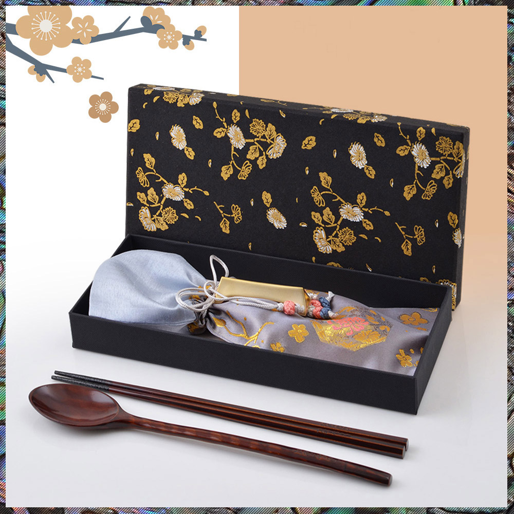 [H.jin 달맞이 고운매화 옻칠수저 1인세트] 나무수저 우드 집들이선물 이사선물 외국인친구 결혼선물 단체선물 어르신 어른 고급선물 혼밥선물 정년퇴직자선물 퇴임기념품, 1세트, 매화 옻칠수저 1인+주머니1+전통골드받침1+한지케이스, 나무색 64,000원