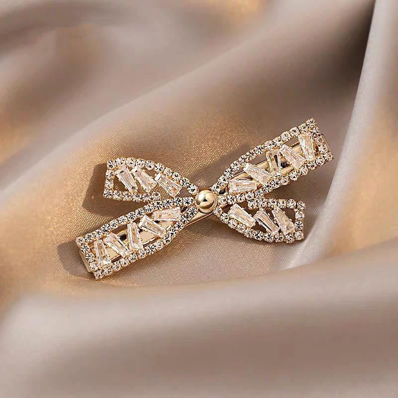 아즈블리 슬림 큐빅 리본 집게핀 15,600원