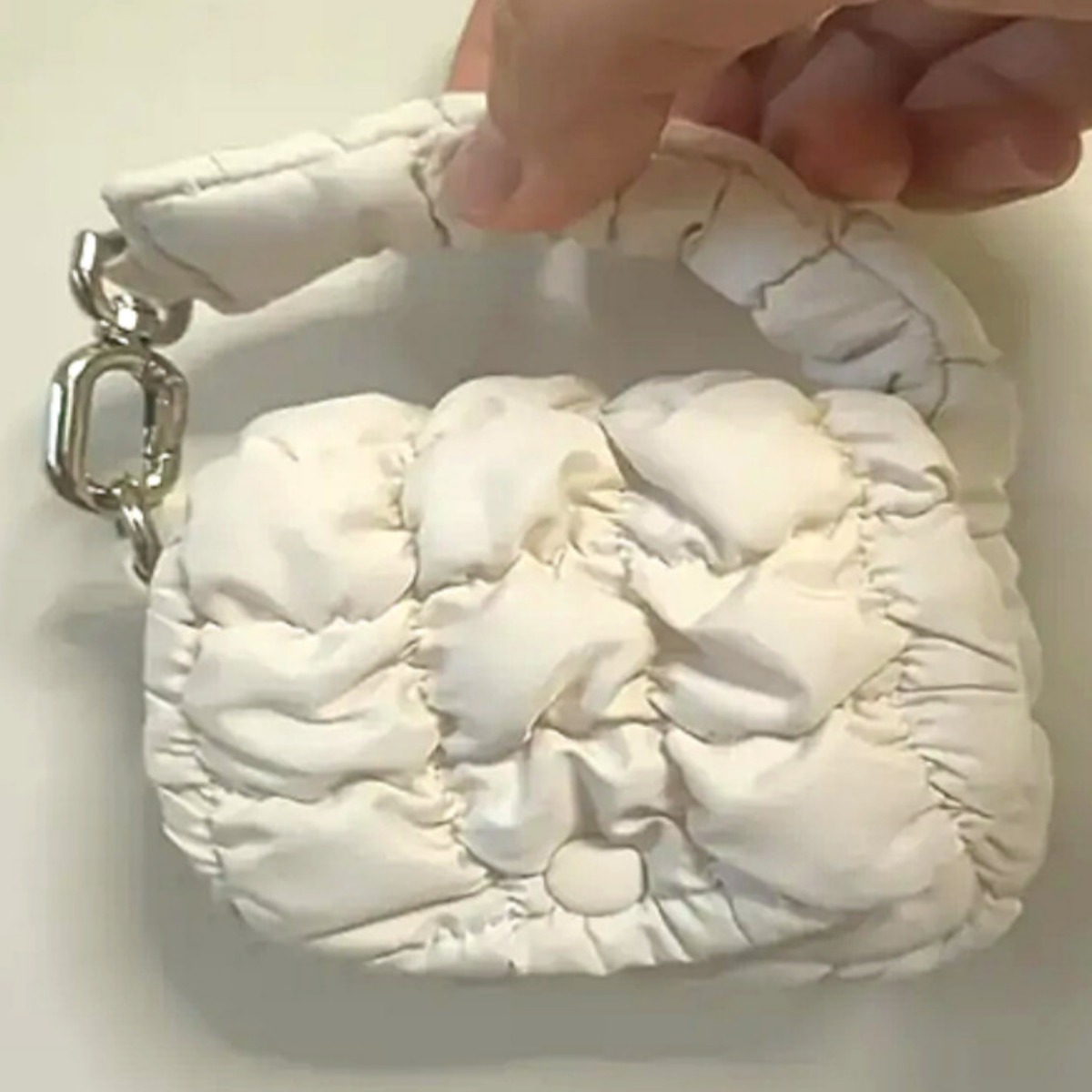 엠디픽 에어팟 귀중품 케이스 퀼팅 미니가방 구름백 열쇠 화장품 19,900원