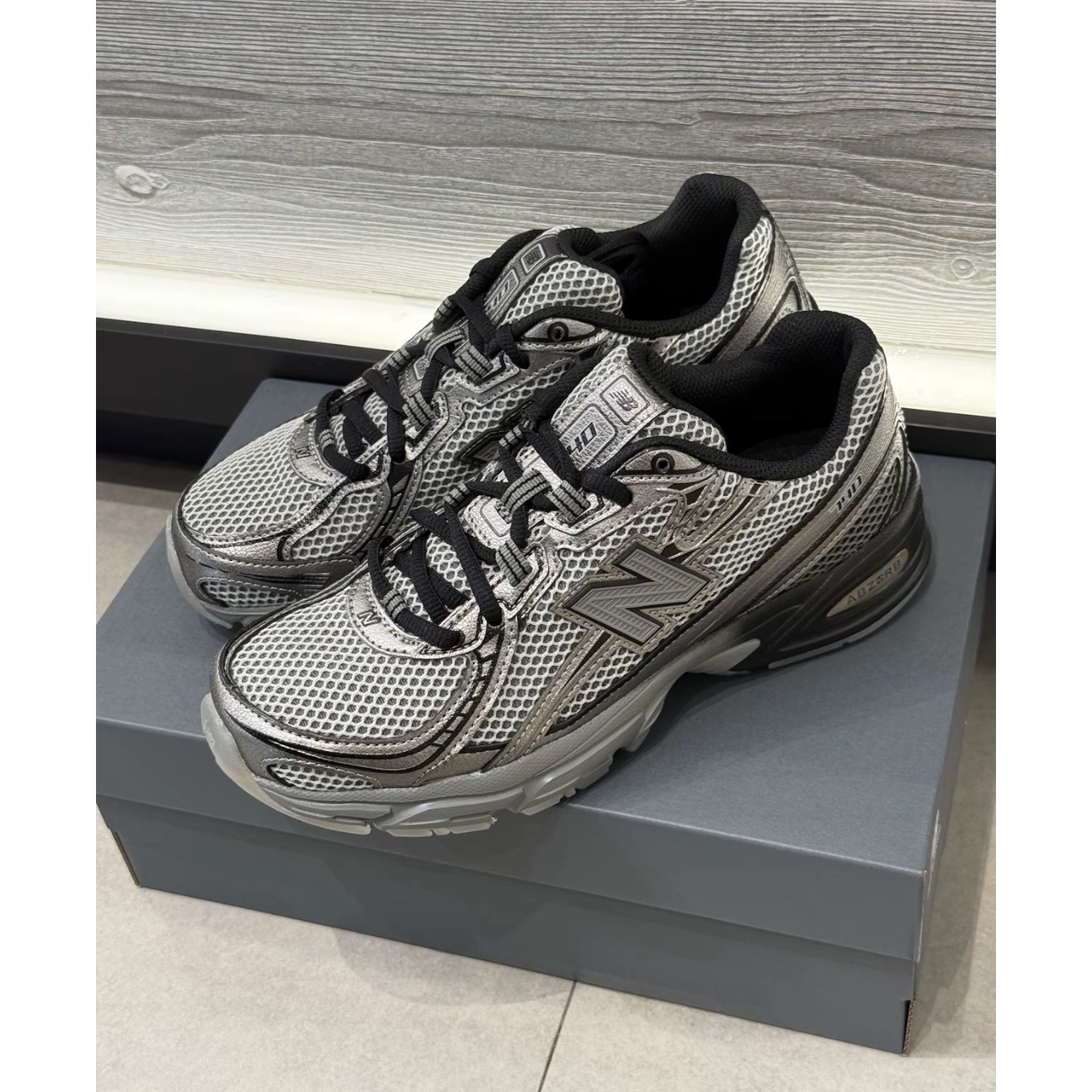 뉴발란스 운동화 740 다크 실버 메탈릭 발편한운동화 런닝화 러닝화 편한신발 키높이운동화 190,000원