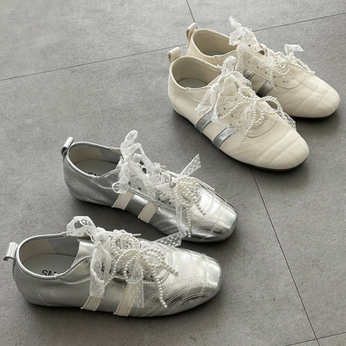 블랑쉬엘 26봄신상 스퀘어라운드토 진주리본 탈부착 소가죽 스니커즈 1cm 굽 1cm 속쿠션 간절기코디 59,500원