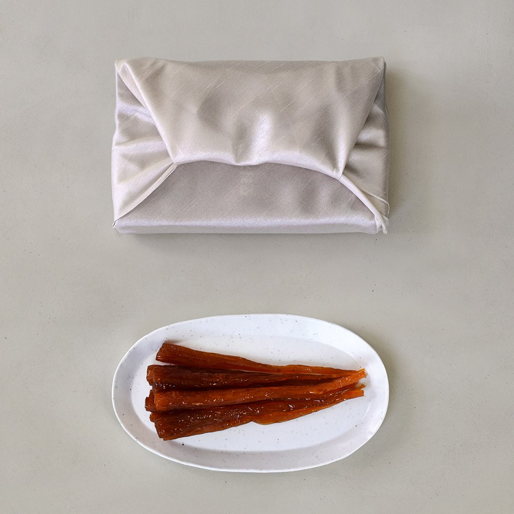 이엘푸드 프리미엄 도라지정과 300g 1호 명절 상견례 선물 콩고물 절편 전통 간식 부모님 한과 세트 28,500원