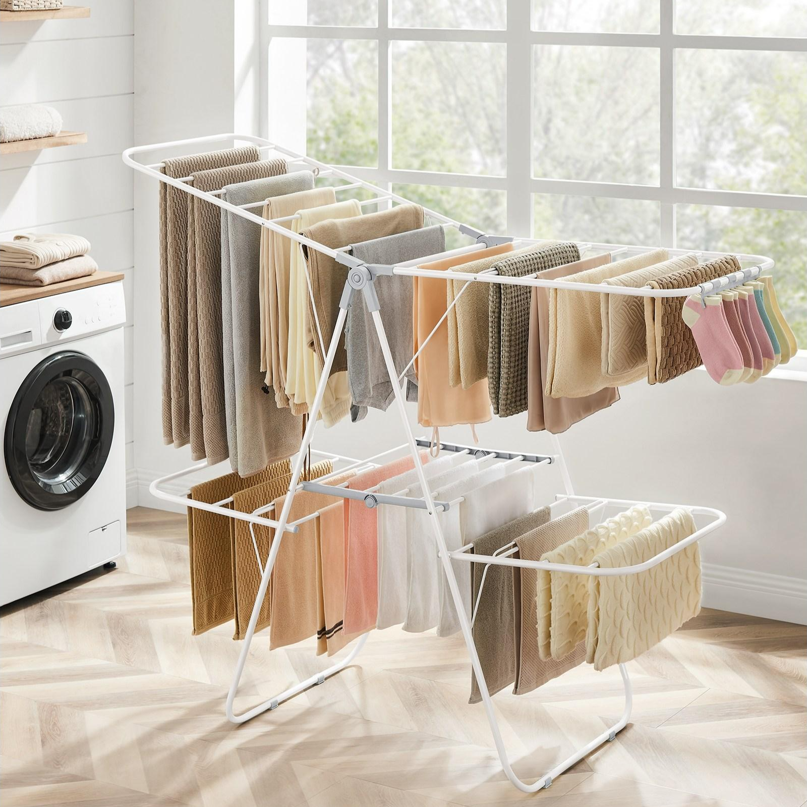 SONGMICS 높이 조절 가능한 날개 양말 클립 포함 튼튼한 접이식 빨래건조대, 화이트+그레이 50,410원