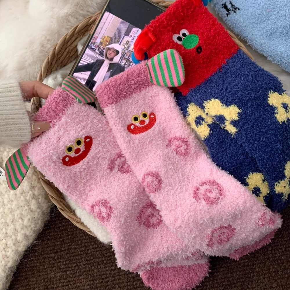 Banjiwu 여성 귀여운 겨울 수면 양말 장목 양말 중목 양말 중목 양말 도톰한 보온 방한 용품 수면 양말 패션 무압박 수면 양말 퍼 양말 4족 세트 8,990원