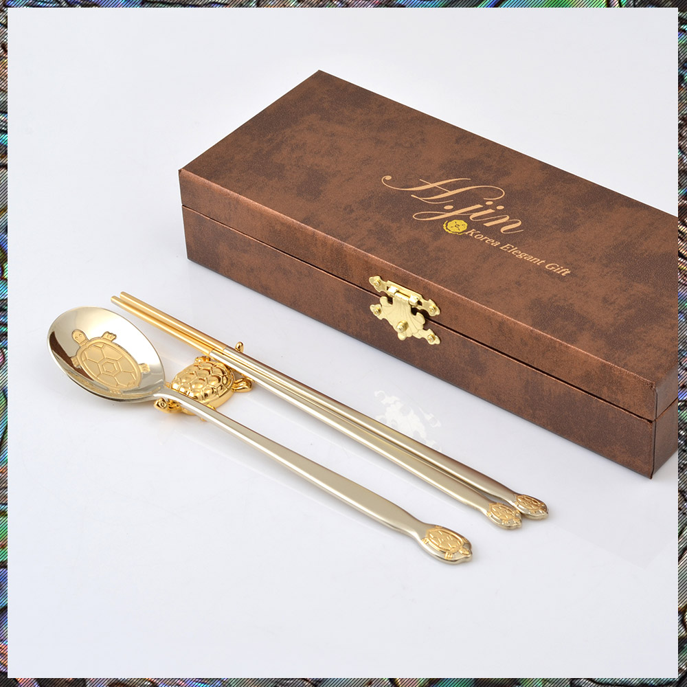 상감 단청 금거북 티타늄금수저 1인세트 / 친구결혼선물 부부수저세트 환갑기념품 칠순 팔순 은퇴식선물 정년퇴임 선생님선물추천 이색선물 한국전통선물, 1개 64,000원