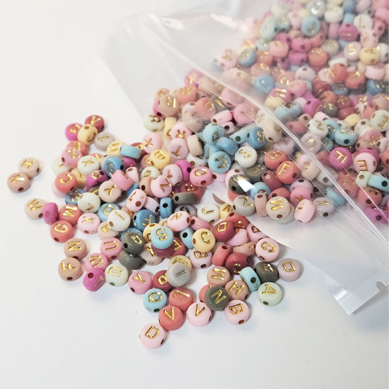 리빙릿 DIY 알파벳 이니셜 비즈 1000개 세트 라운드형 공예재료 10,900원