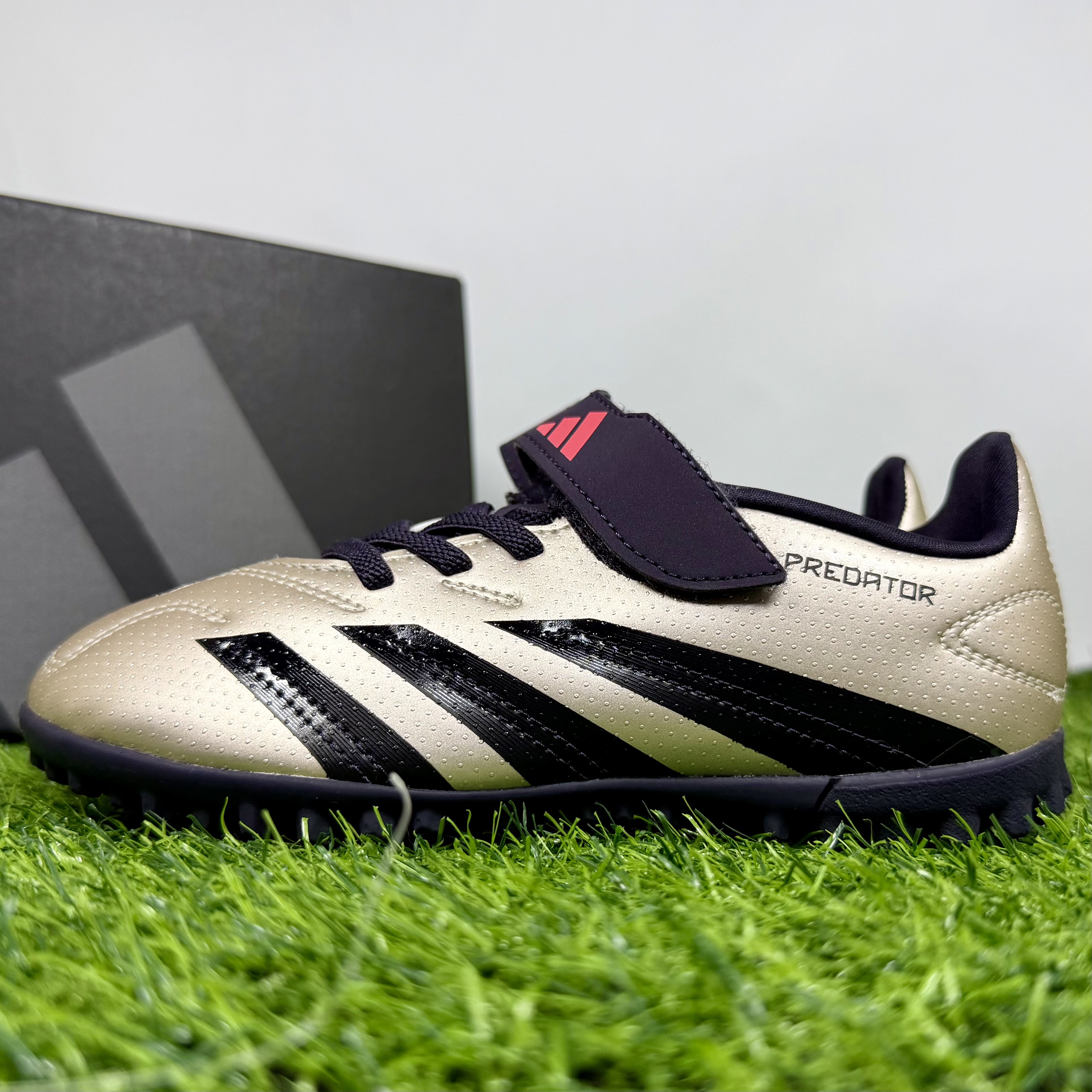 아디다스 키즈 축구화 프레데터 클럽 H&L TF 초등 주니어 유소년 발편한 가벼운 벨크로 찍찍이 맨땅용 인조잔디용 풋살화 50,000원