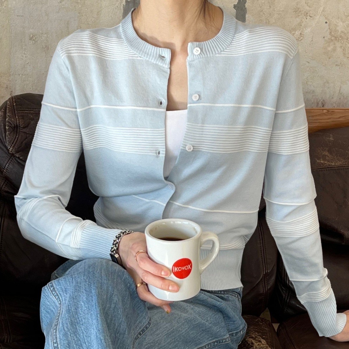 여성 엠보 스트라이프 니트 가디건 라운드넥 봄 데일리 출근룩 부드러운 촉감 (소라/차콜) 27,500원