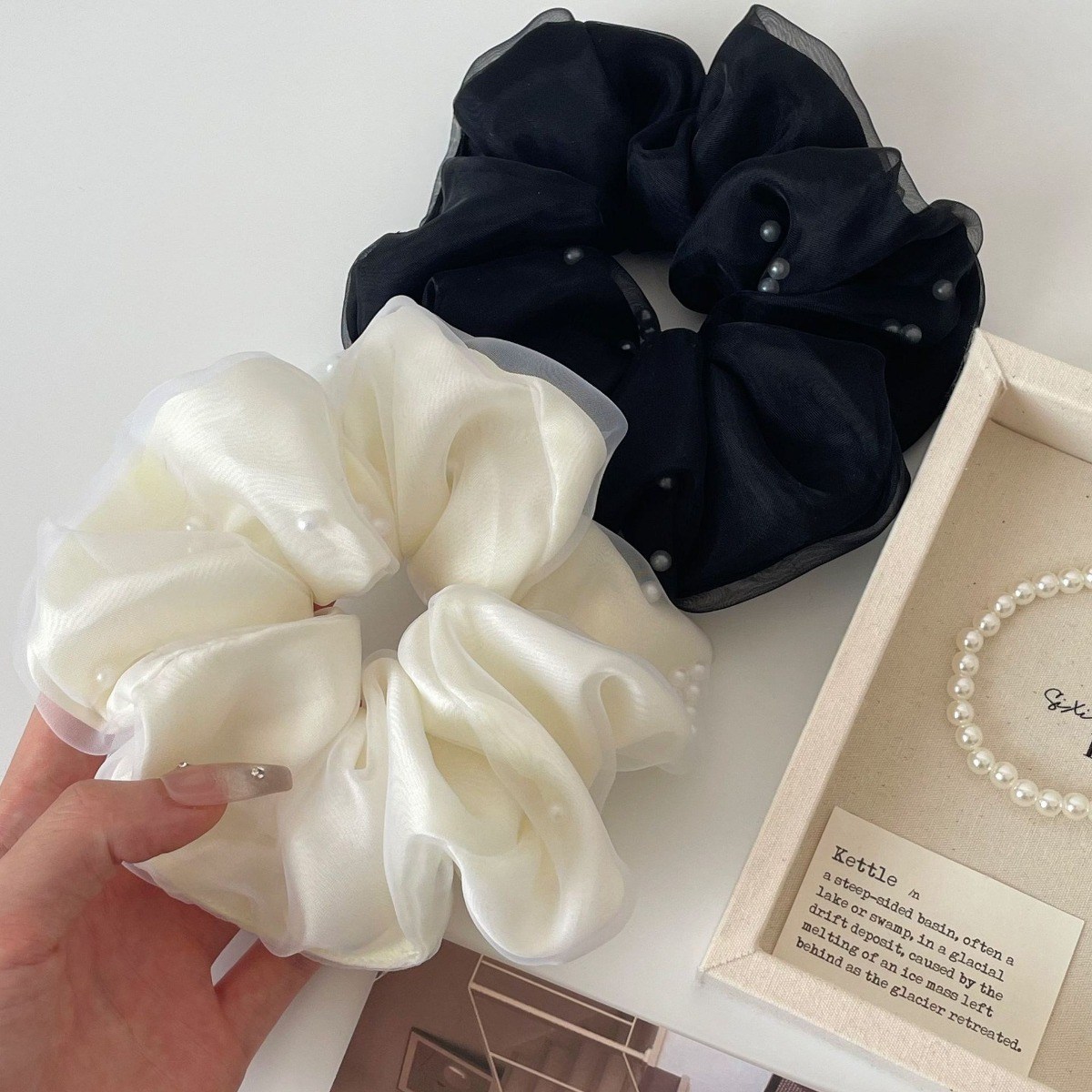 모미엘 진주비즈담은 실크 곱창밴드 2개 세트 13,800원