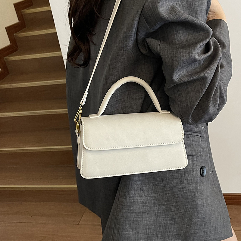 여성 가죽 숄더백 모먼트  화이트 브라운 블랙 여성 하객룩  가방 35,500원