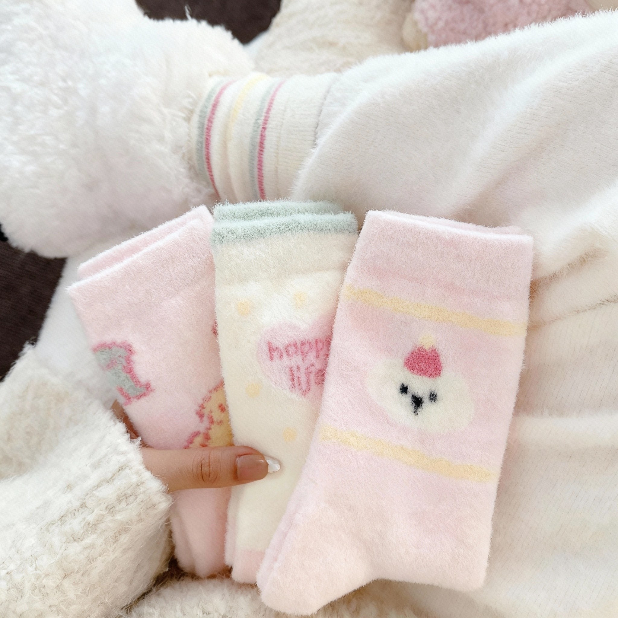 Banjiwu 여성용 귀여운 강아지 겨울 양말 4족 세트, 도톰한 보온감의 수면용으로도 좋은 중장목 기장, 따뜻하고 스타일리시한 데일리 양말 22,990원