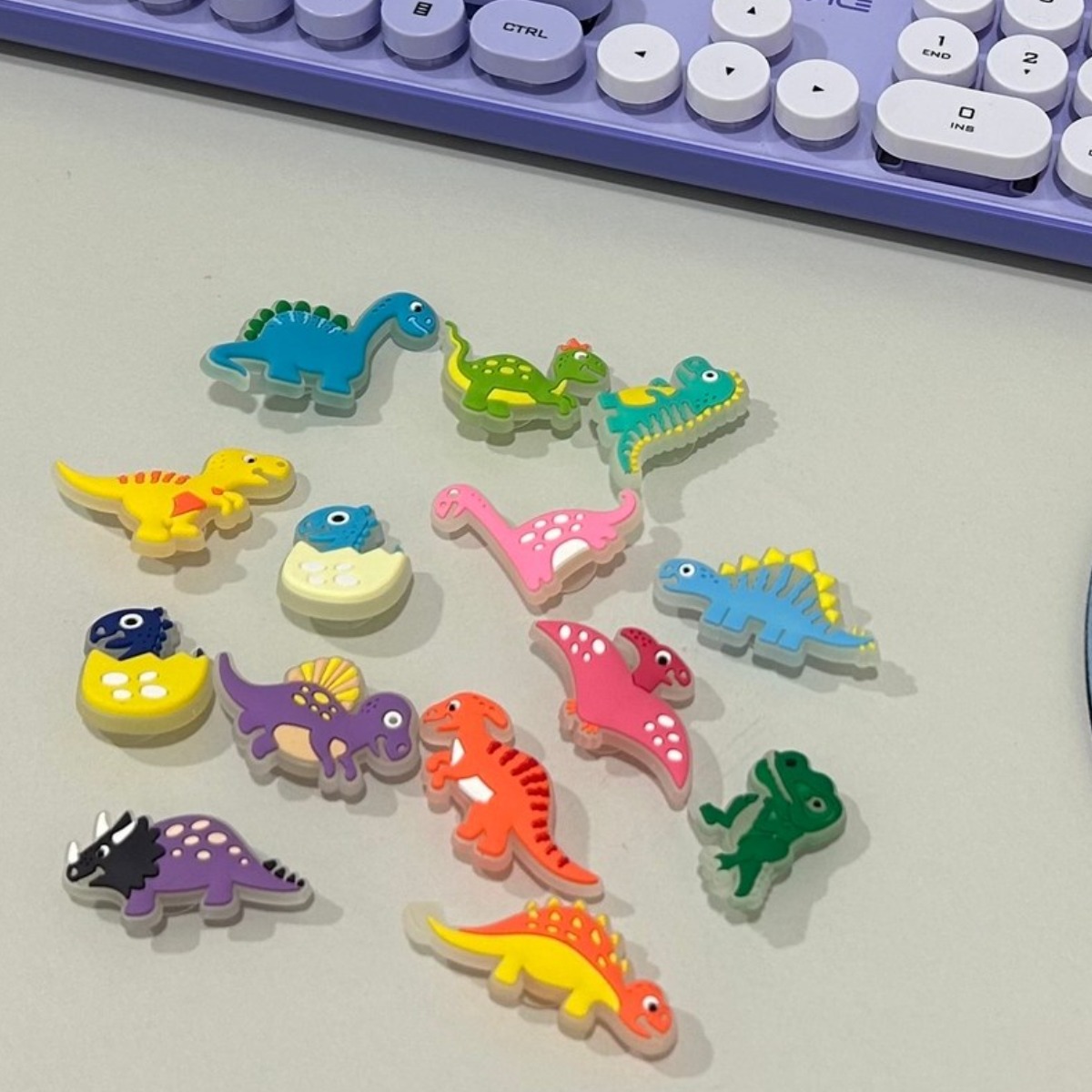 [Redcorner] 14종 빛나는 공룡 티라노 파츠 세트 불빛 야광 남아 클로그 신발 PVC 부드러운 DIY 액세서리 장식 버클 꾸미기 6,900원