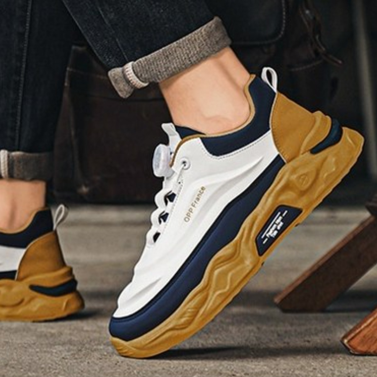 남성 신발 가을 겨울 트렌드 가볍다 일상 백합 남성 편안 회전 단추 스포츠 캐주얼 가볍다 키높이 가죽 덥스 신발스니커즈 편안 운동화 14,600원