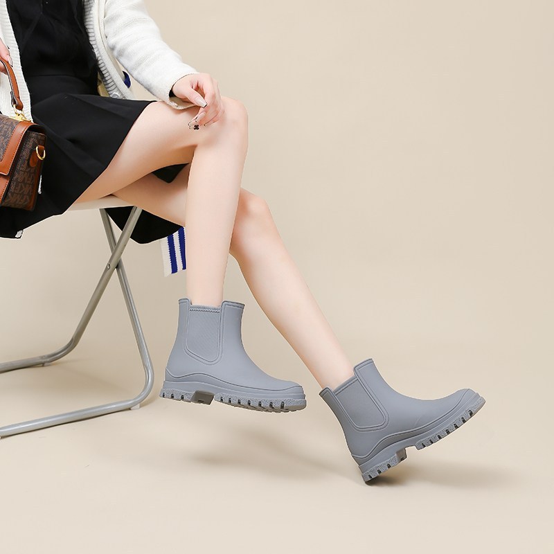 TPE 소재 여성용 앵클 레인 부츠 스타일과 기능의 만남 베이식 부츠 스타일 세련 강력한 방수 기능 발 건조 유지 미끄럼 방지 디자인 학생 일상 생활 야외 활동 착용 장화 14,880원