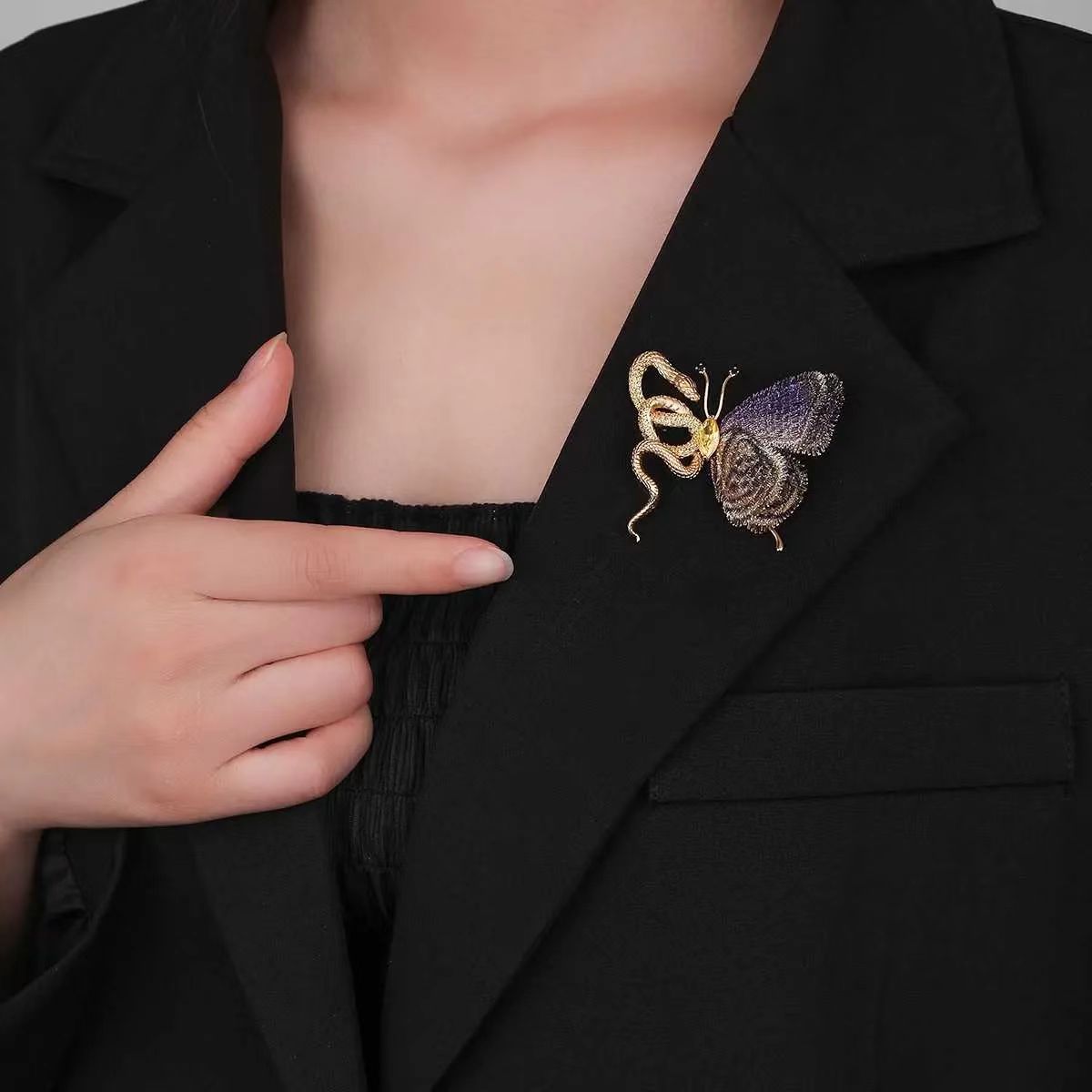 한일풍 자수 나비 브로치 여성 소수 디자인감 고급 코트 액세서리 선물 15,500원