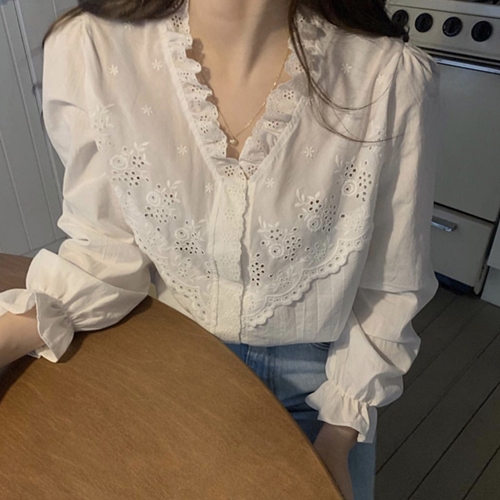 아띠스토리 여성 펀칭 자수 프릴 루즈핏 셔링 화이트 셔츠 블라우스 24,000원