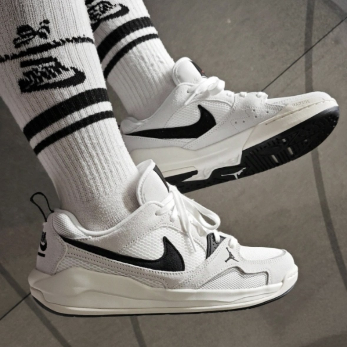 나이키 GS 에어 조던 컴포트 에라 화이트 블랙 HQ0506-100 204,000원