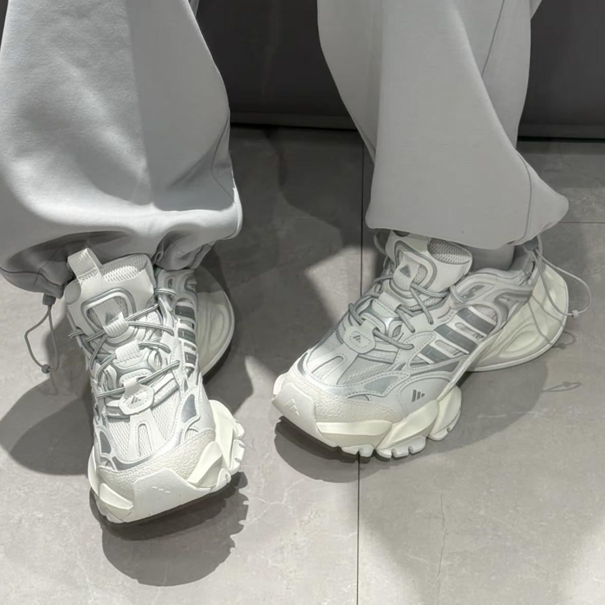 아디다스 XLG 러너 디럭스 코어 화이트 실버 메탈릭 IH1584 312,000원