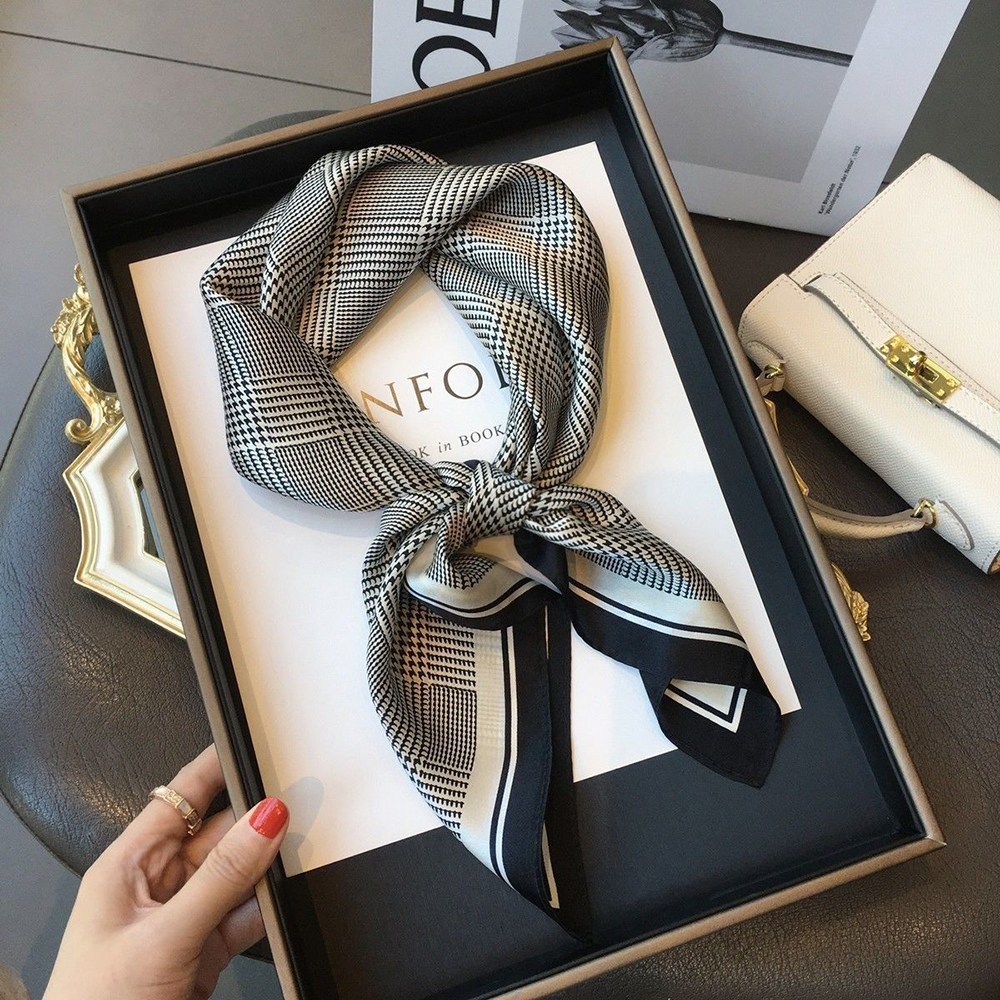 아이레노 사각 미니 트윌리 스카프 목걸이용 부드러운 포인트 코디 여성 패션 소품 15,360원