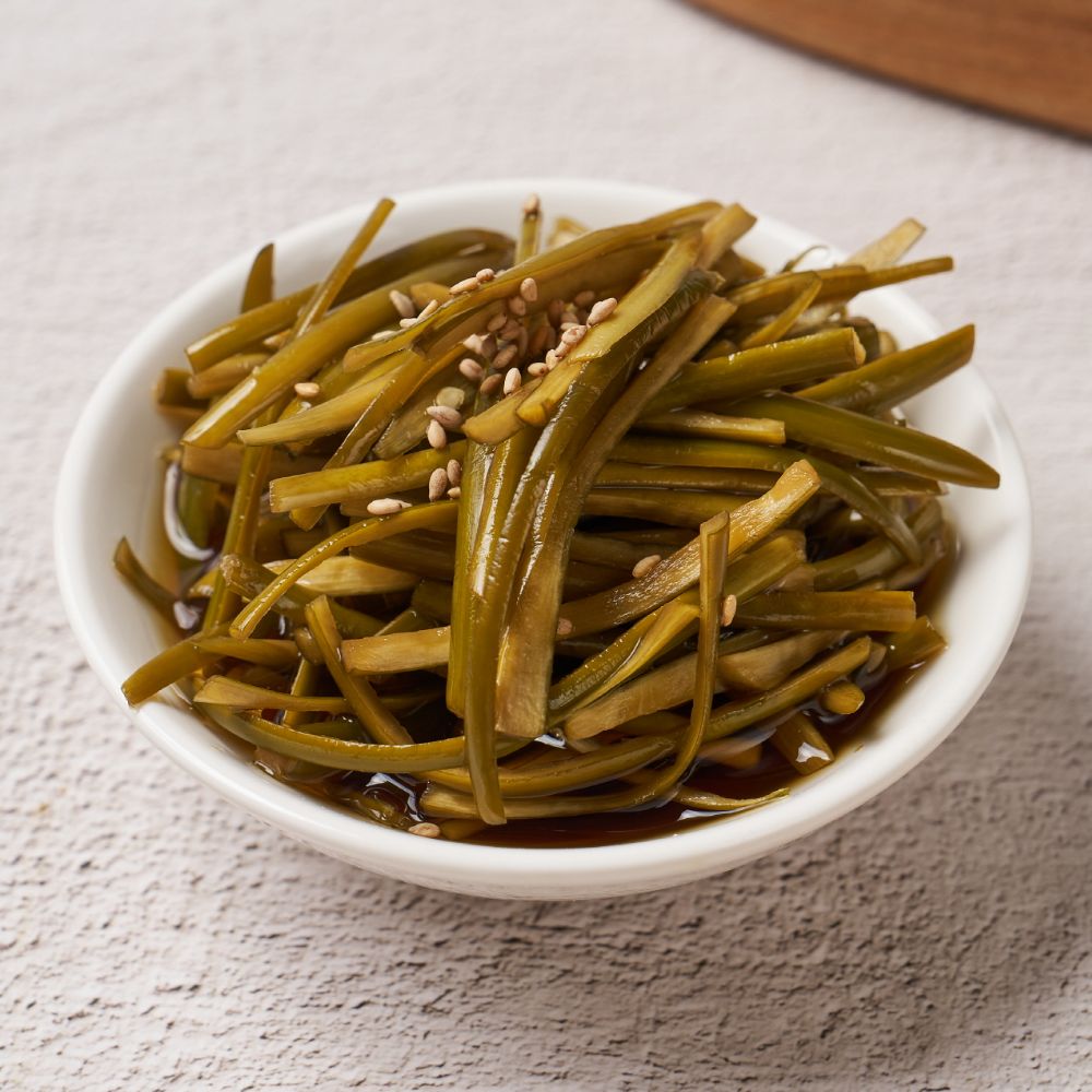 [엠마홈] 밥도둑 반찬 마늘쫑채장아찌 국내가공, 1개, 500g 12,500원