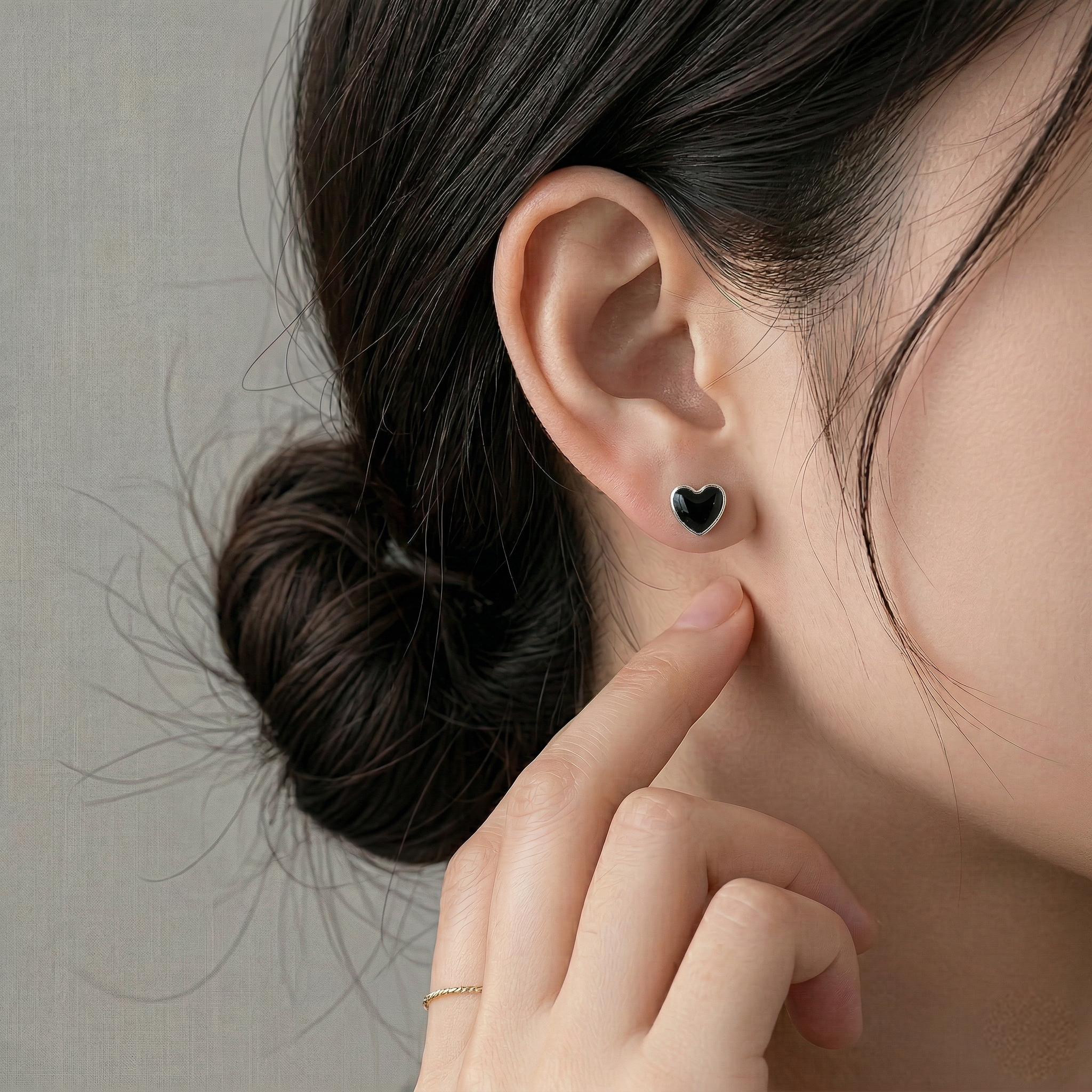 아데트 아담한 블랙 하트 귀걸이 피어싱 11,800원