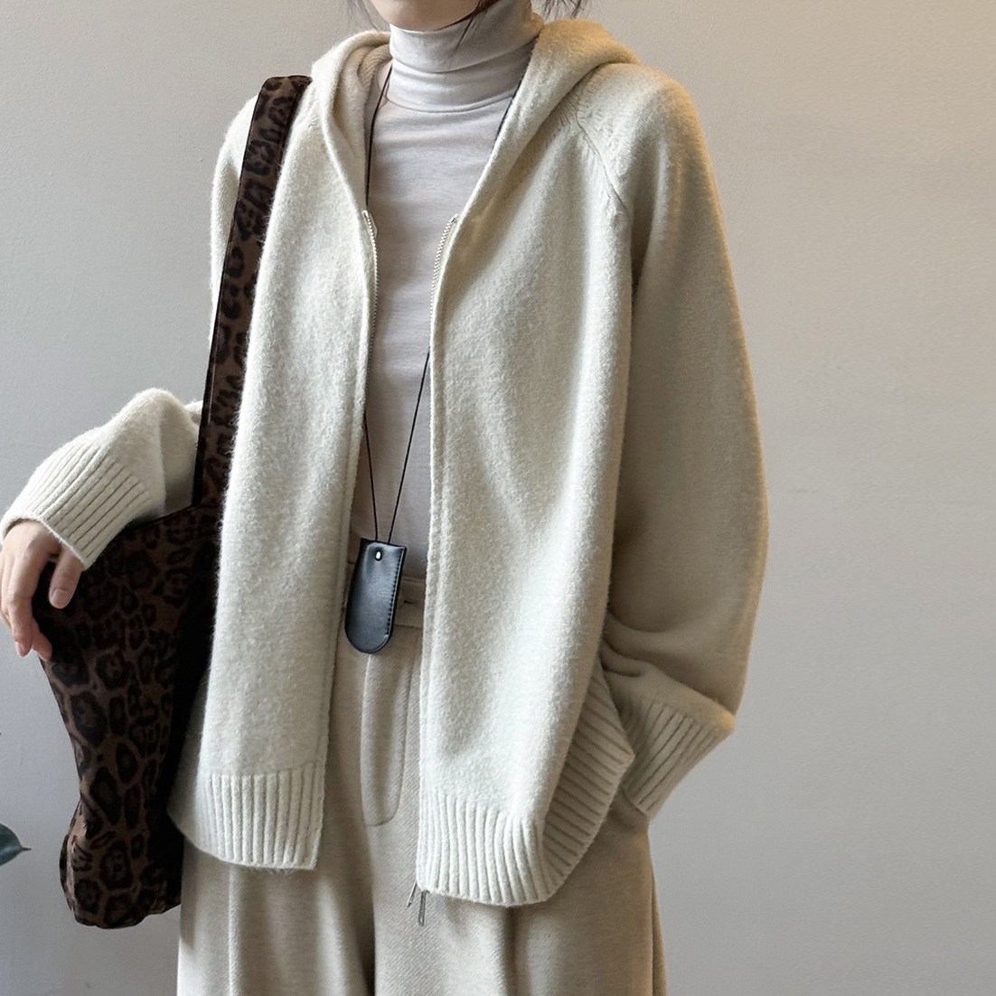 퀸앤조이 브엘로 루즈핏 포근 후드 집업 니트 가디건 63,800원