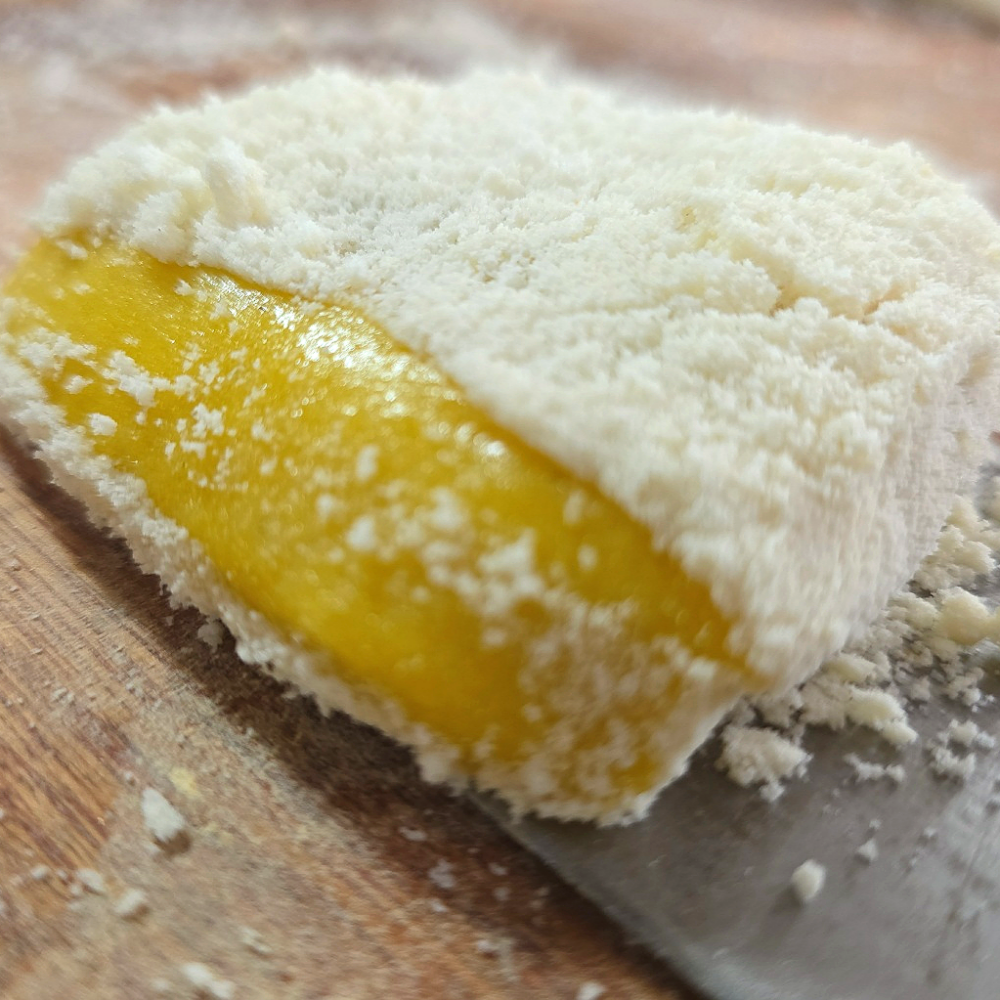 달콤쫀득! 단호박이 꽉 안긴 단호박 인절미 쫀득한 인절미에 단호박 향이 솔솔~ 23,500원