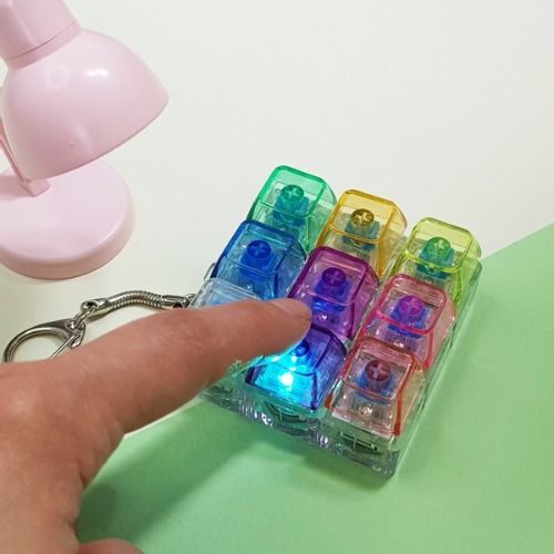 콩이네리본 LED 키보드 키캡 키링 무지개 딸깍이 소리 좋은 키캡 키링 가방장식 청축키보드 피젯키링 12,380원