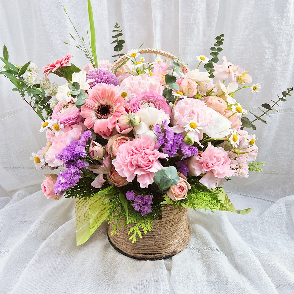 감사한분을 위한 장미 카네이션꽃바구니 전국꽃배달 환갑축하꽃바구니, 예쁜꽃바구니, 생일 축하 기념일 플로리스트 직접제작, 1개, 꽃길만걸어요 58,000원