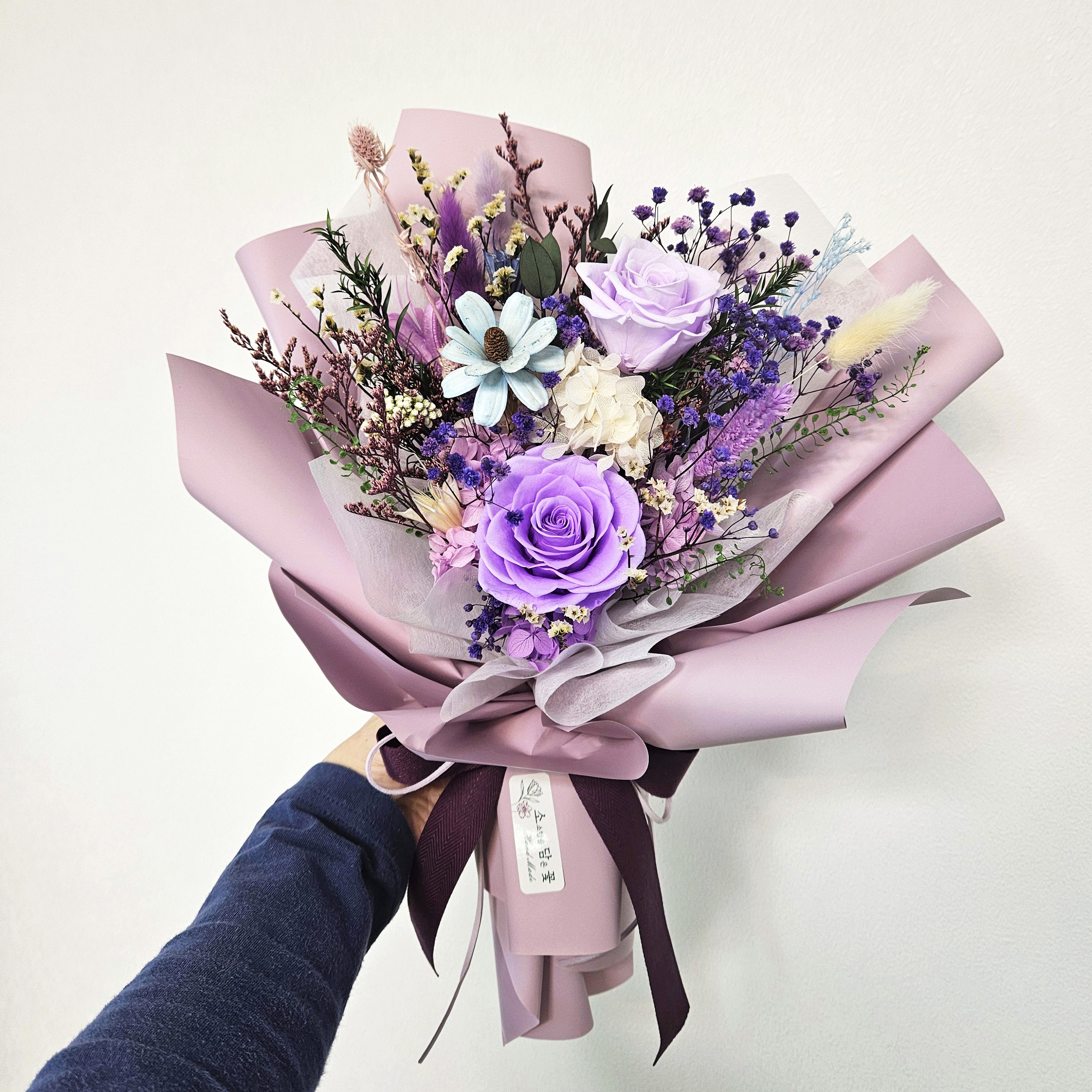 사랑스런 장미꽃다발 (중) 시들지않는꽃 프리저브드장미 우든로즈 포함 3송이 졸업 축하 꽃다발 58,000원